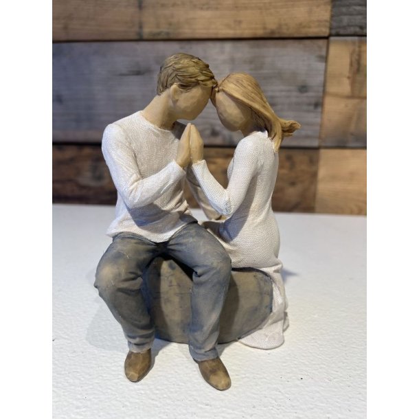 Figur - siddende par p sten