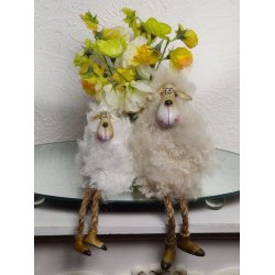 Stort dekorationsf�r med lys creme-farvet pels og lange ben med brune st�vler.