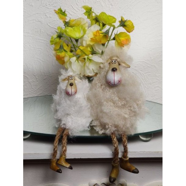 Stort dekorationsf�r med lys creme-farvet pels og lange ben med brune st�vler.