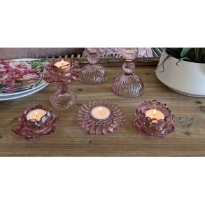 Fyrfadsstager i rosa farvet glas