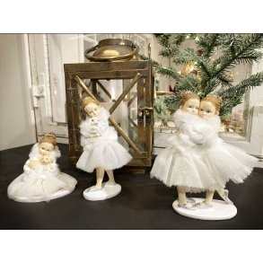 Figurer veninder og pigefigurer med hundehvalp og kanin