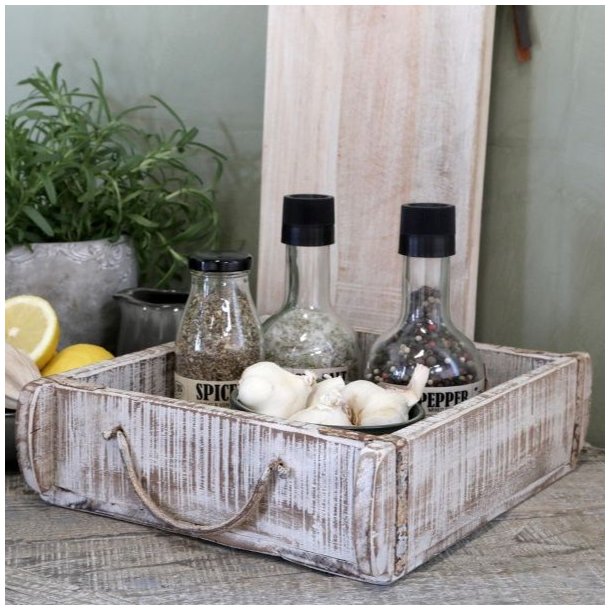 Den hvide murstensform brugt som lys og rustik organizer til flasker og krydderier i et k�kken.