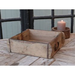 En isoleret dobbelt murstensform i patineret, gammelt tr� med rustikke metalbeslag og en metalhank p� siden, set fra fronten og siden.