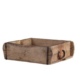 En isoleret dobbelt murstensform i patineret, gammelt tr� med rustikke metalbeslag og en metalhank p� siden, set fra fronten og siden.