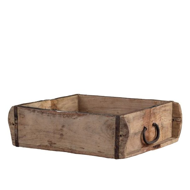 En isoleret dobbelt murstensform i patineret, gammelt tr� med rustikke metalbeslag og en metalhank p� siden, set fra fronten og siden.