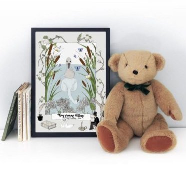 Mouse and Pen plakat med H.C. Andersen eventyret Den Grimme �lling indrammet i sort Hoei ramme ved siden af en lysebrun bamse og gamle b�ger.