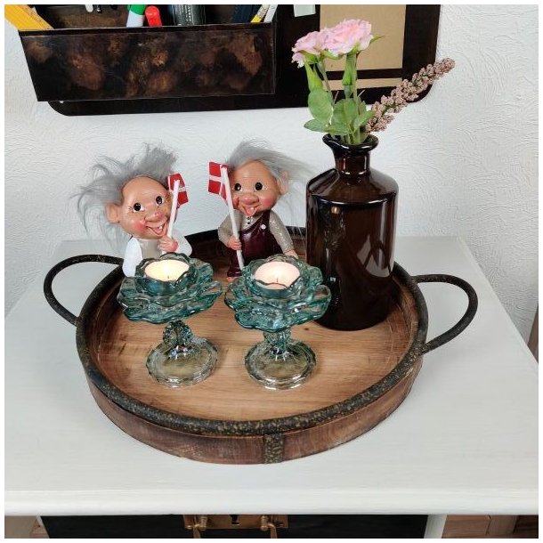 To gr�nne blomsterformede fyrfadsstager i glas p� stilk med t�ndte lys placeret p� en rund tr�bakke sammen med to nisse- og troldefigurer med dannebrogsflag.