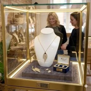 halsk�de i montre med andre guld smykker