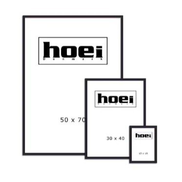 En stilren sammens�tning af Hoei rammer i sortmalet tr� i forskellige st�rrelser, der indrammer farverige plakater og skaber en moderne kontrast p� en lys v�g.