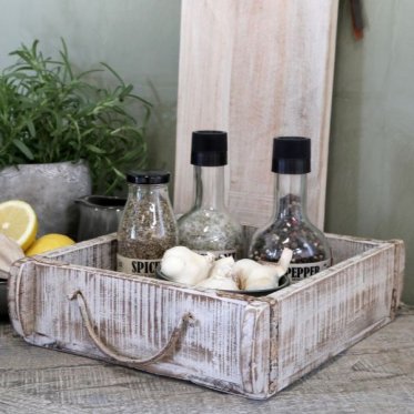 Hvidvasket unika murstensform i tr� brugt som organizer p� k�kkenbordet til opbevaring af olier, krydderier og hvidl�g.