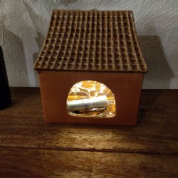 Keramikhus brunt til fyrfadslys  