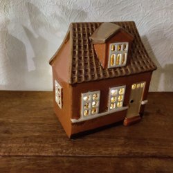 Keramikhus brunt til fyrfadslys  