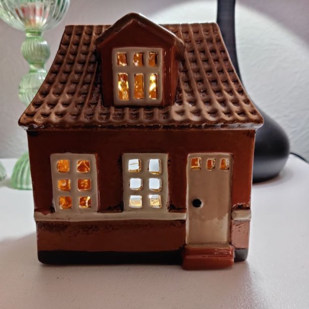 Keramikhus brunt til fyrfadslys  