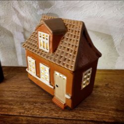 Keramikhus brunt til fyrfadslys  