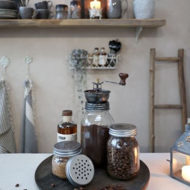 koekkenudstyr-opbevaring-tekstiler-nordisk-styling.jpg: En stemningsfuld opstilling af smukt k�kkenudstyr i nordisk landstil. Billedet viser rustikke tr�kasser til opbevaring af olier og krydderier, elegante viskestykker i h�rkvalitet, og dekorative krukk