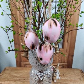 Tre rosa p�ske�g med fjer-look i st�rrelserne 5 cm, 6 cm og 8 cm h�ngende p� en gren.