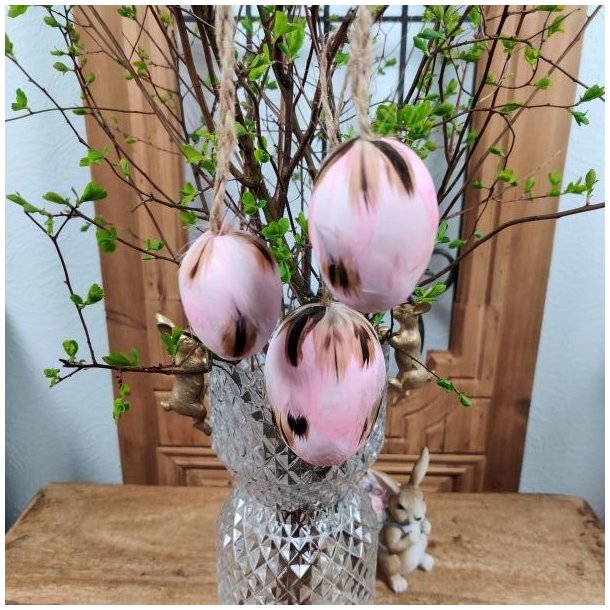 Tre rosa p�ske�g med fjer-look i st�rrelserne 5 cm, 6 cm og 8 cm h�ngende p� en gren.