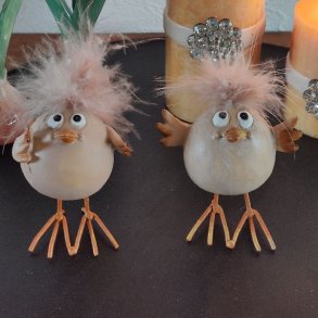 N�rbillede af to unikke p�skekyllinger med store �jne og strittende fjertoppe i st�rrelsen H10 cm.