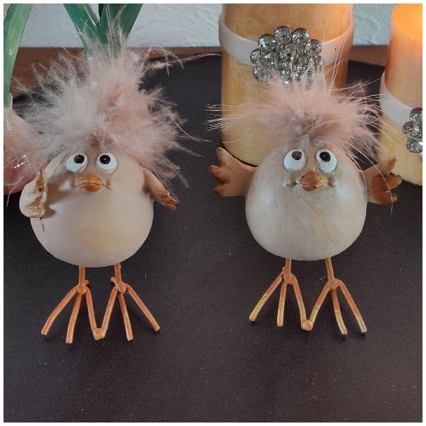 N�rbillede af to unikke p�skekyllinger med store �jne og strittende fjertoppe i st�rrelsen H10 cm.