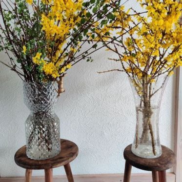 to glasvaser store s�r med gule for�rsgrene og blomster