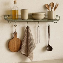 Inspirationsbillede af den gr�nne jernhylde i et k�kkenmilj� stylet med olier, sk�le og krydderiglas, hvor der ikke er knager eller kroge.