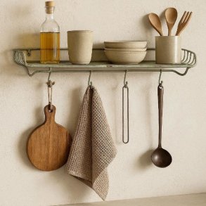 Inspirationsbillede af den gr�nne jernhylde i et k�kkenmilj� stylet med olier, sk�le og krydderiglas, hvor der ikke er knager eller kroge.