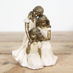 La Vida figur af tre piger i hvide kjoler med gul, der st�r sammen.