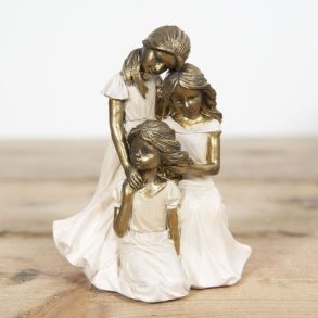 La Vida figur af tre piger i hvide kjoler med gul, der st�r sammen.