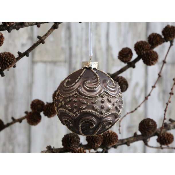 Julekugle creme mocca med sm guld perler som glimmer fra Chic Antique