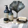 Eternel fodcreme i krukke med �bleblomst-duft, der viser produktets stilrene emballage og cremede konsistens.