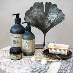 Eternel fodcreme i krukke med �bleblomst-duft, der viser produktets stilrene emballage og cremede konsistens.