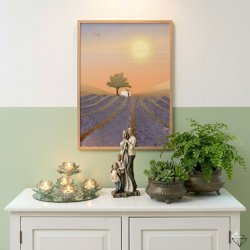 Foraeldre-figur-med-2-boern-miljoe Milj�billede af en k�rlig figur med for�ldre og to b�rn placeret p� en sk�nk ved siden af en gr�n plante og smukke fyrfadsstager.