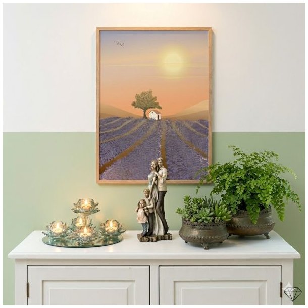 Foraeldre-figur-med-2-boern-miljoe Milj�billede af en k�rlig figur med for�ldre og to b�rn placeret p� en sk�nk ved siden af en gr�n plante og smukke fyrfadsstager.
