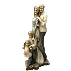 Foraeldre-figur-med-2-boern figur af et for�ldrepar med to b�rn, der st�r t�t sammen, udf�rt i detaljeret materiale.