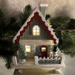 ulehus i tr� med snemand og LED-lys