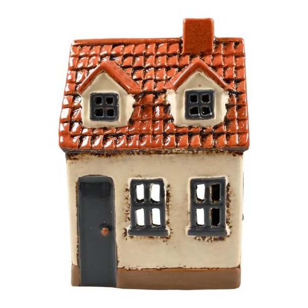 Keramikhus-Beige-Det-Gamle-Apotek-Front Beige keramikhus fra Det Gamle Apotek med r�dbrunt tegltag og detaljerede vinduer til fyrfadslys.