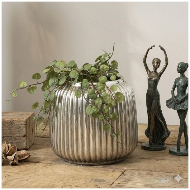 Keramikpotte-Antik-Soelv-Figurer S�lvfarvet rillet keramikpotte med en gr�n h�ngeplante, placeret p� et tr�bord ved siden af to balletfigurer.