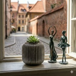 Keramikpotte-Antik-Soelv-Vindueskarm Rillet keramikpotte i antik s�lv med en sukkulent, placeret i en vindueskarm med udsigt til en gammel bygade.