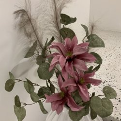 Kunstig-Blomstergren-Groenne-Blade-Buket-Hvid-Vase Gr�n kunstig bladgren brugt som fyld i en smuk buket med lyser�de blomster og pampasgr�s i en rillet hvid keramikvase.