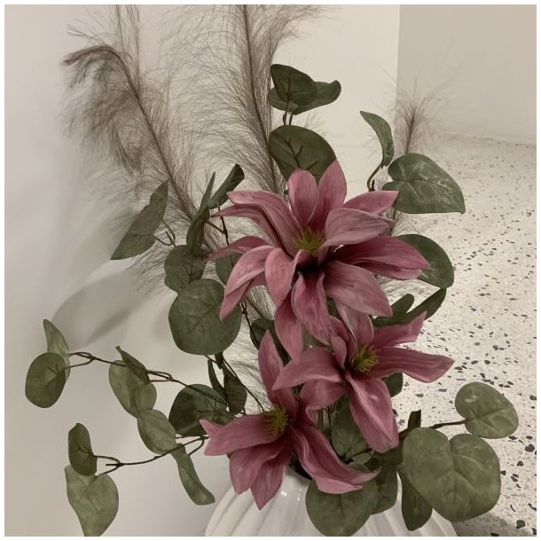 Kunstig-Blomstergren-Groenne-Blade-Buket-Hvid-Vase Gr�n kunstig bladgren brugt som fyld i en smuk buket med lyser�de blomster og pampasgr�s i en rillet hvid keramikvase.