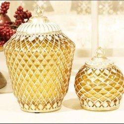 Ivy LED-lanterne i guld med timer-funktion fra La Vida &ndash; findes i to forskellige former.