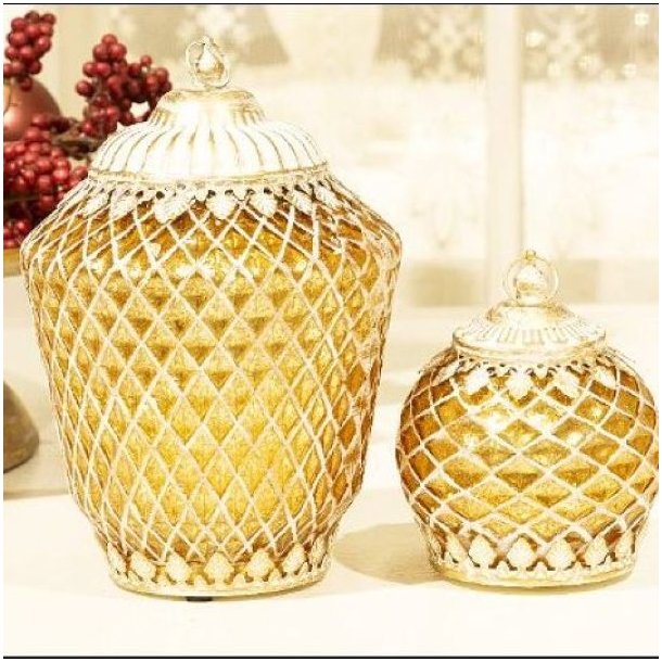 Ivy LED-lanterne i guld med timer-funktion fra La Vida &ndash; findes i to forskellige former.