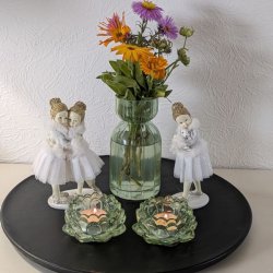 Figurer veninder og pigefigurer med hundehvalp og kanin