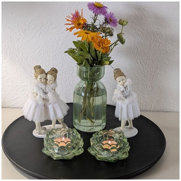 Figurer veninder og pigefigurer med hundehvalp og kanin