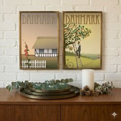 Plakat-Danmark-Aebletraeet-Miljoe-Skaenk-Vissevasse To indrammede Danmark plakater fra Vissevasse med �bletr�et og bondehuset, h�ngt op over en teaktr�ssk�nk med en bronzefigur af en familie samt t�ndte lys.