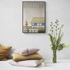 Plakat-Danmark-Bondehuset-Miljoe-Vissevasse Vissevasse plakat af bondehuset vist i en lys og moderne boligindretning med puder og gr�nne planter.