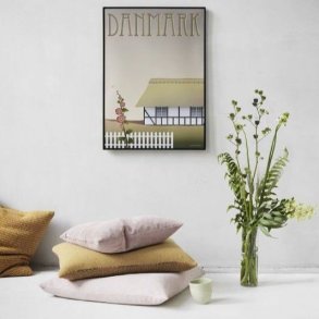 Plakat-Danmark-Bondehuset-Miljoe-Vissevasse Vissevasse plakat af bondehuset vist i en lys og moderne boligindretning med puder og gr�nne planter.