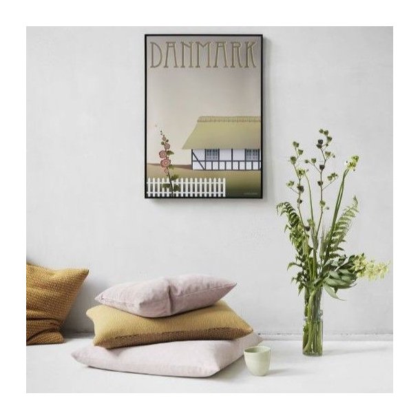 Plakat-Danmark-Bondehuset-Miljoe-Vissevasse Vissevasse plakat af bondehuset vist i en lys og moderne boligindretning med puder og gr�nne planter.