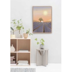 Plakat-Lavender-Field-Interioer-Vissevasse Vissevasse plakat vist i en lys og moderne boligindretning placeret p� en hvid v�g.