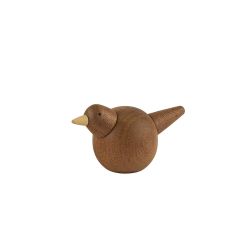 Et produktbillede p� hvid baggrund af den lille m�rke tr�fugl i sapele mahogni fra La Vida Fuglen m�ler fem centimeter i h�jden og ni centimeter i l�ngden og er udf�rt i m�rkt tr� med et lyst n�b Kroppen har en rund organisk form med tydelig tr�struktur og et lille sort �je
